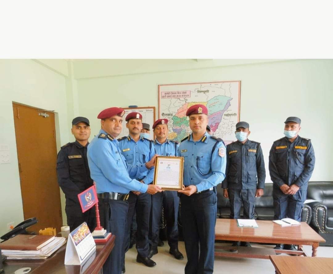 माघ महिनामा सर्लाही जिल्लाकै उत्कृष्ट इन्स्पेक्टर भुपेन्द्र गिरी प्रहरी घोषित