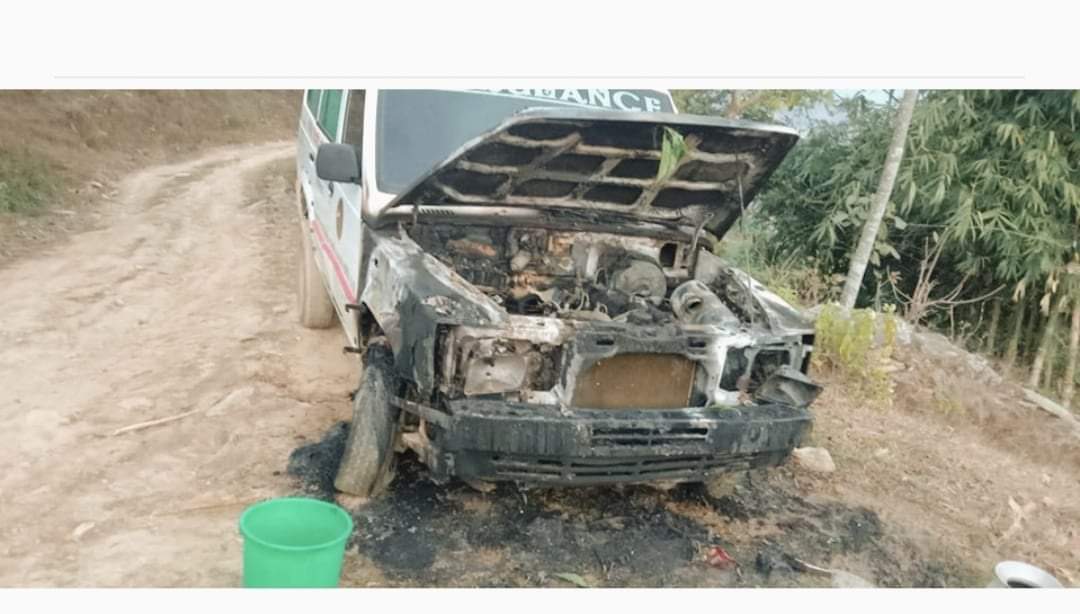 अज्ञात समूहले एम्बुलेन्समा आगजनी