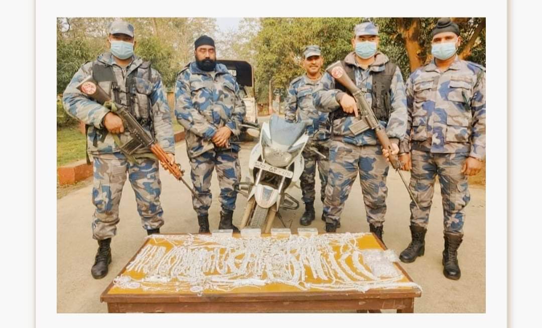 तिर्थ भाटको कमाण्डमा खटिएको सशस्त्र प्रहरीले ८ किलो चाँदीसहित मोटरसाइकल पक्राउ