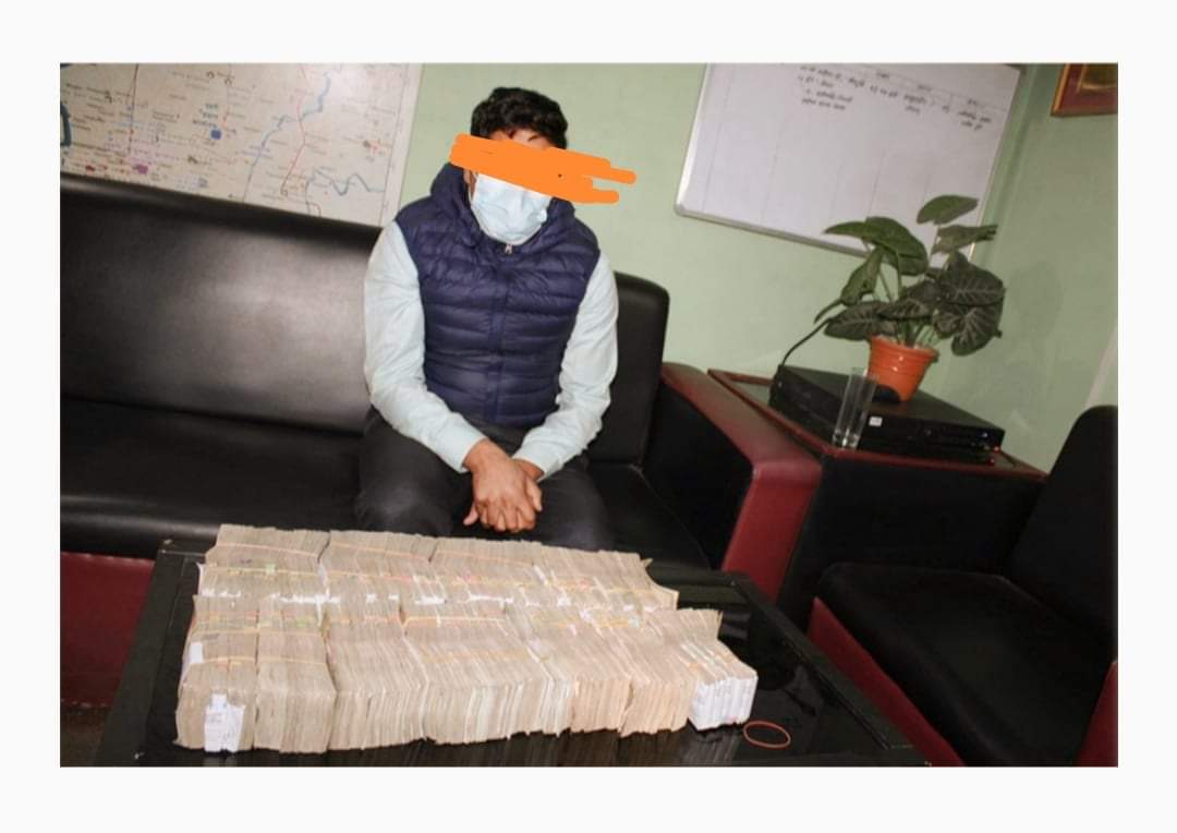 प्रहरीले स्रोत नखुलेको ७० लाख रुपैयाँसहित १ जना काठमाडौंबाट पक्राउ