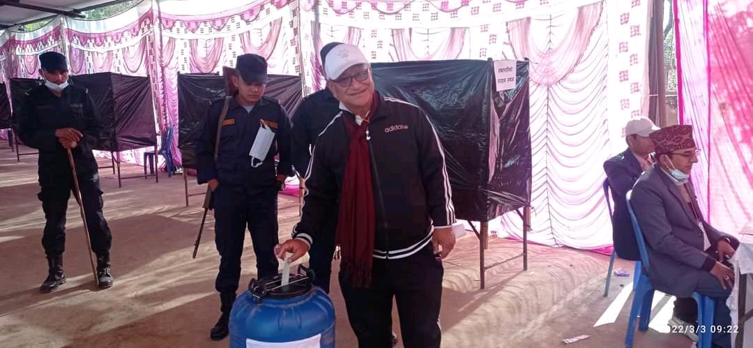 प्रदेश बन मन्त्री सुरेन्द्र हमालले सभापतिको लागि गरे मतदान