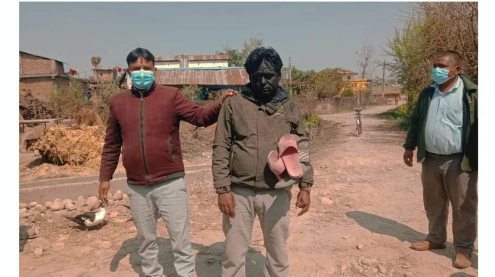 विप्लप समूहले आफ्नै नेतालाई कालोमोसो र चप्पलको माला लगाए