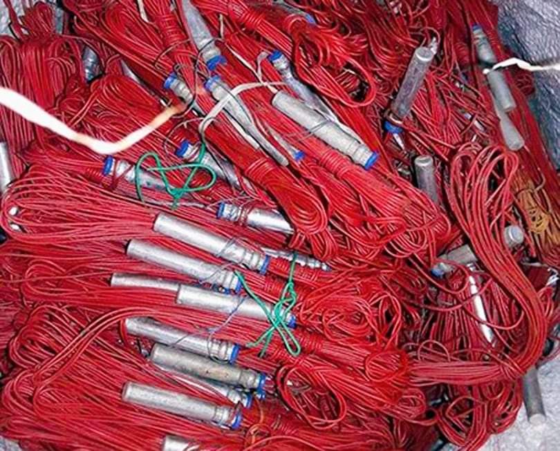 रुकुममा १ दर्जन सकेट बम फेला नेपाली सेनाको टोलीले डिस्पोज गर्दै