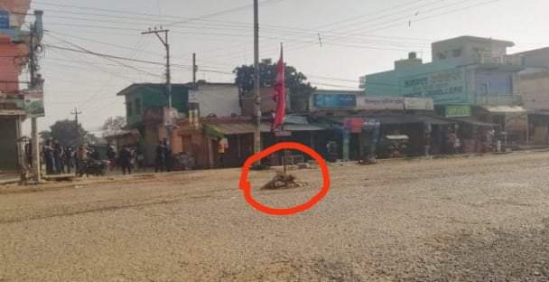 बाँकेको खजुरामा भेटियो कुकुर बम राजमार्ग सडक अबरुद्ध