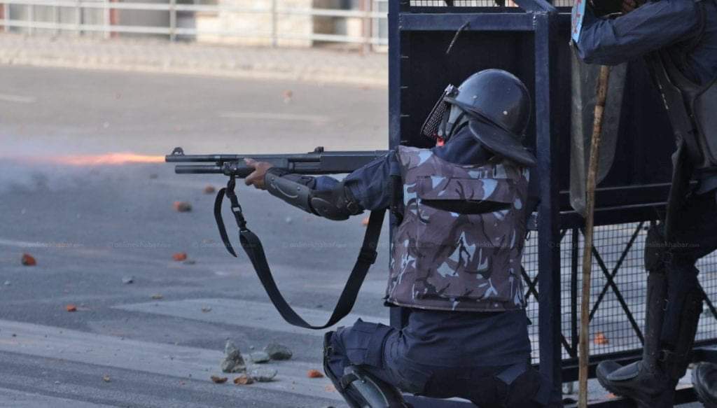 रौतहटमा प्रहरी चौकीमा ढुंगामुढा र आगजनी प्रयासपछि गोलि चलेयो