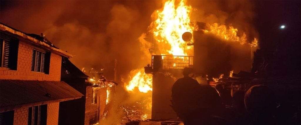 आगलागी हुँदा ३ घर जलेर नष्ट