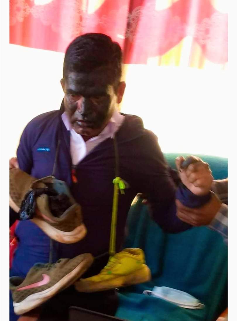 जिल्ला स्वास्थ्य प्रमुख टिकाराम जैशीलाई जुत्ताको माला र कालोमोसो