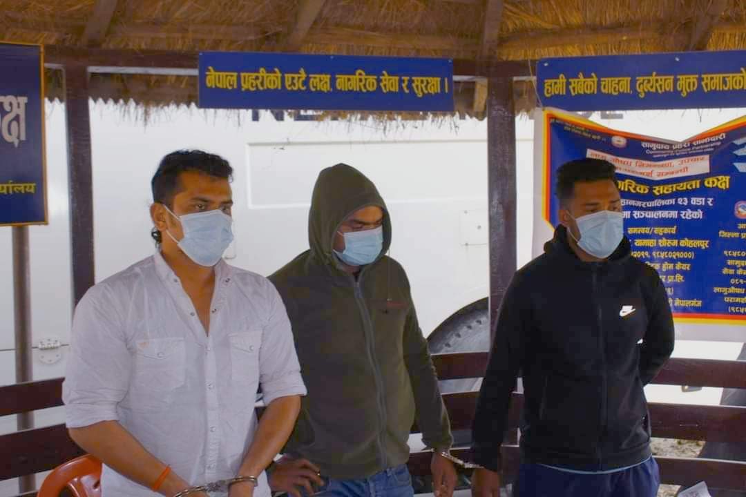 बाँके  प्रहरीले USA अटोम्याटेक पेस्तोलसहित ३ जना पक्राउ