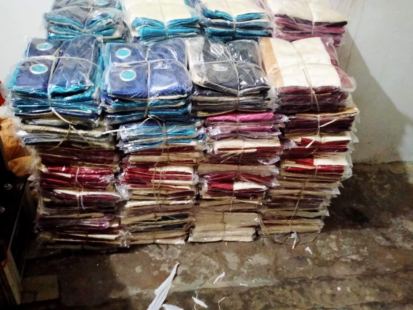 प्रहरी निरीक्षक डिल्ली खड्काको कमान्डमा लाखौंको अबैध कपडाहरु पक्राउ