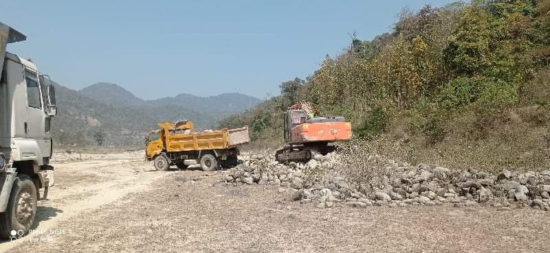 उदयपुरमा ठेकेदार र वन अध्यक्षको मिलेमतोमा सामुदायिक वनको ढुंगा उत्खनन