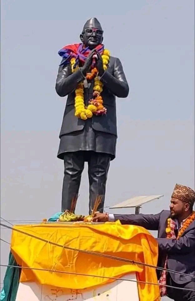 कैलालीको अत्तरियामा राजा महेन्द्रको शालिक फेरि राखिएकाे छ