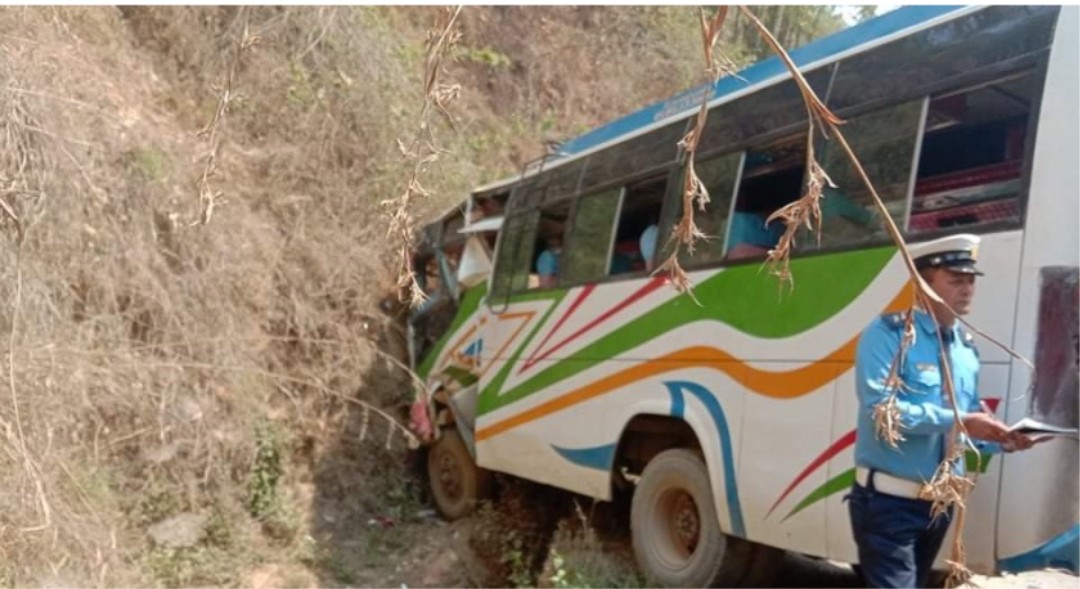 बस दुर्घटना हुँदा १० जना घाइते