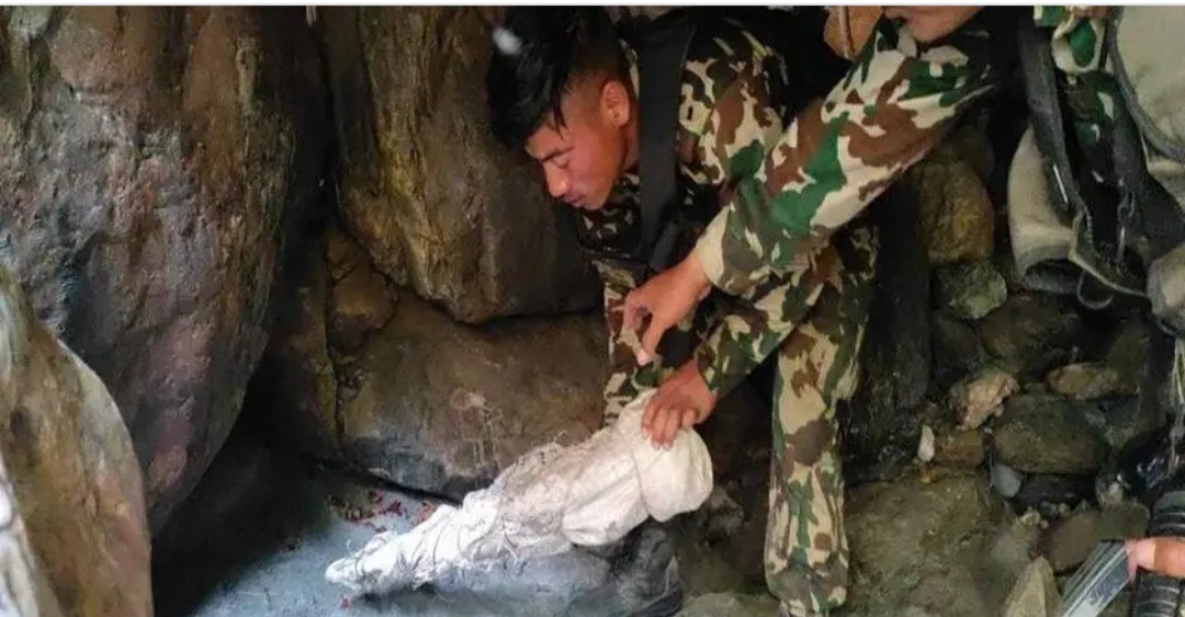 लुकाएर राखेको अवस्थामा एसएलआर राइफल फेला