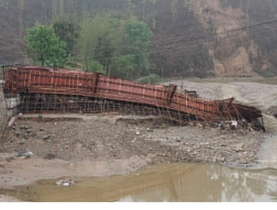 सिन्धुली माडीको ग्वाङखोलामा निर्माणाधीन पुल बाढीले बगायो