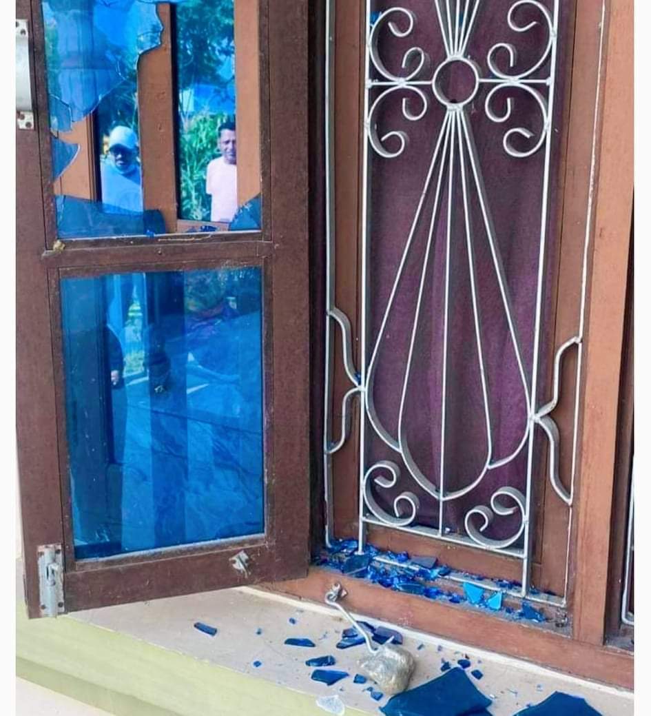 चितवन राप्रपा नेपालका अध्यक्ष विष्णु खरालको घरमा तोडफोड