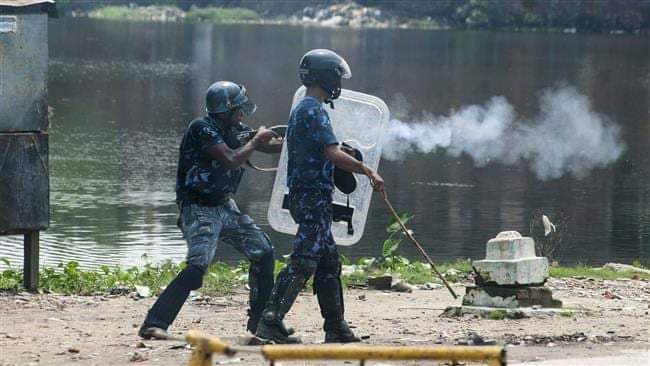 मतदान भित्र ढुङ्गामुदा हुन थाले पछी नियन्त्रणमा लिन प्रहरीको हवाई फायर