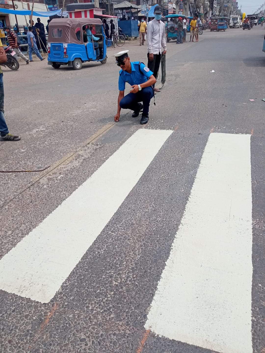 प्रयोग बिहिन जेब्रा क्रसिङ्ग सुचारु गर्दै सडक बिभाग र ट्राफिक प्रहरी