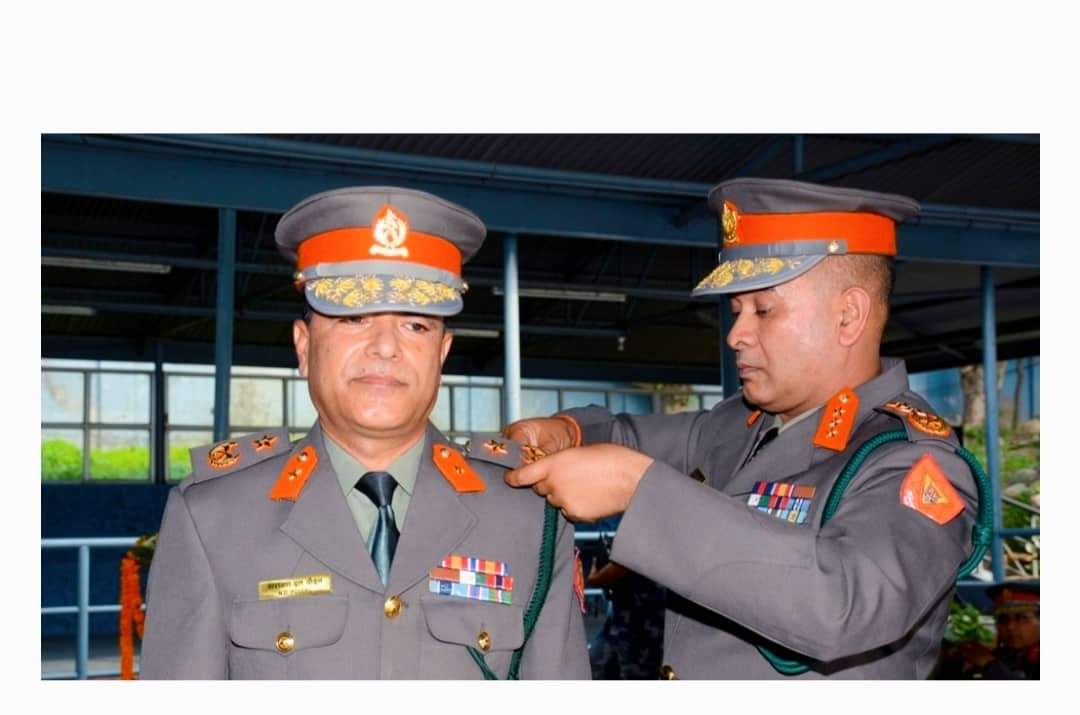 सशस्त्र प्रहरीका एआईजी नारायण दत्त पौडेलले लगाए दर्ज्यानी चिन्ह (फूली)