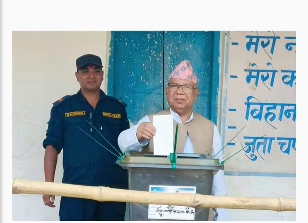 मतदान स्थल भोट हाल्न पुगेका माधव नेपाललाई दुर्व्यवहार र नाराबाजी