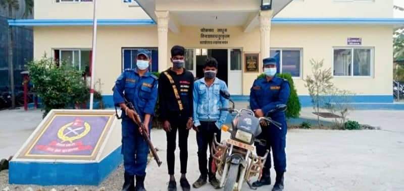 मोटरसाइकल चोरी गरेको आरोपमा २ जना पक्राउ