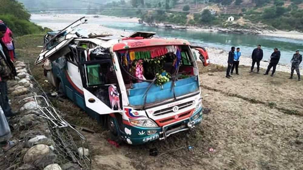 डोटीको सेती नदिमा बस खस्यो १२ जना घाइते १ वटा बालक बेपत्ता