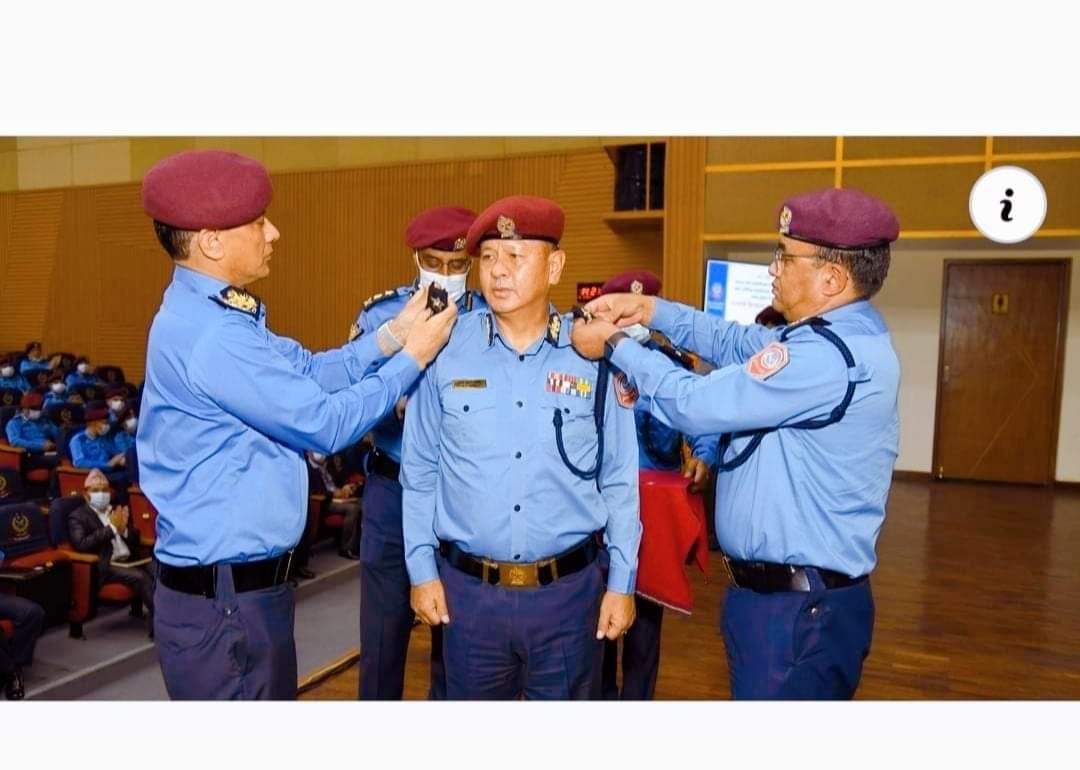 नेपाल प्रहरीका आईजीपी धिरज प्रताप सिंहले एआईजी बसन्त लामालाई लगाए फूली