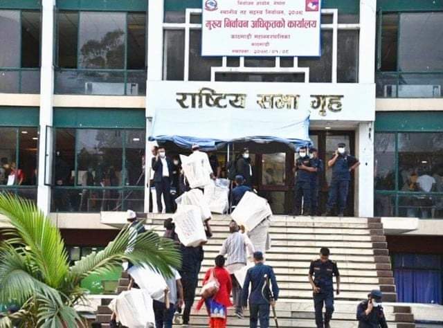 बिरामी पर्न थाले काठमाडौँका मुख्य निर्वाचन अधिकृतहरु कतै राजनीनामा दिदै अधिकृतहरू