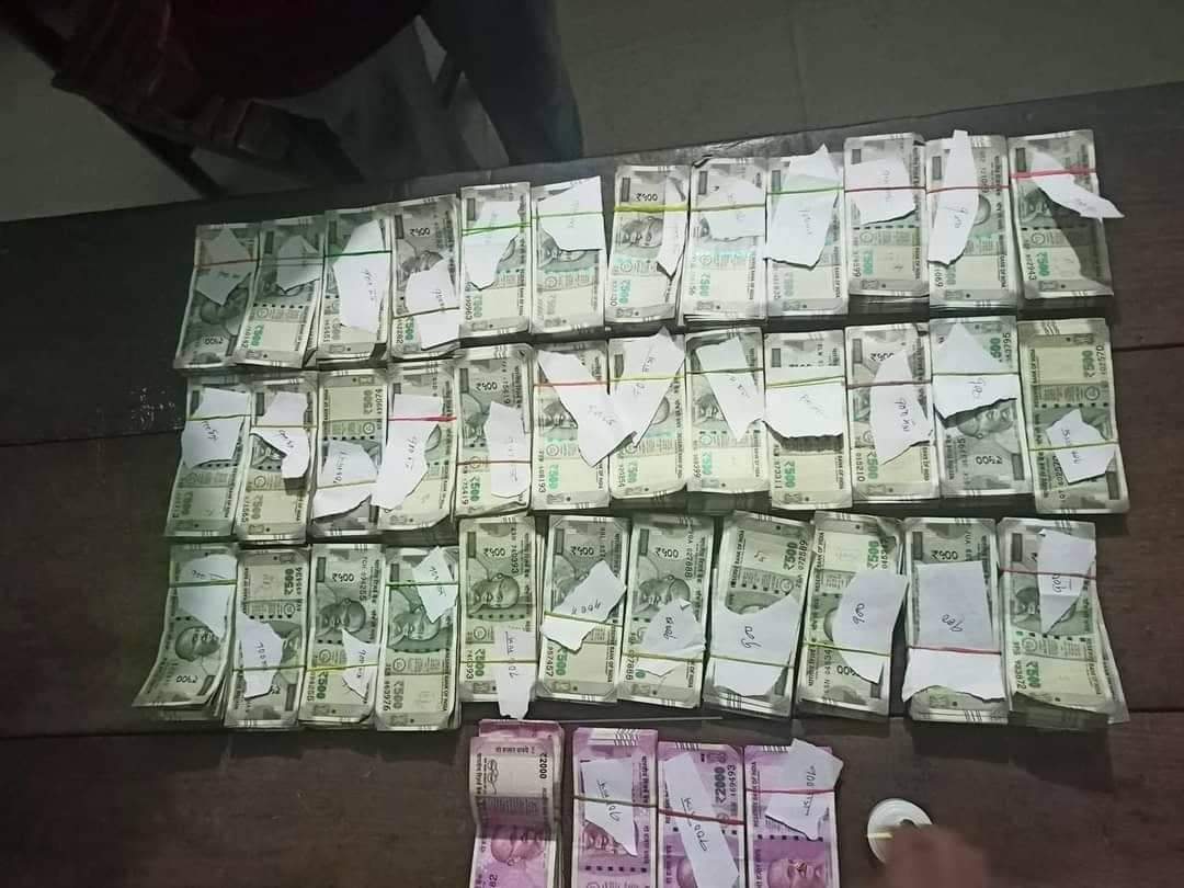 कैलाली प्रहरीले चोरीको सुनसहित साढे २५ लाख भारतीय रुपैयाँ पक्राउ