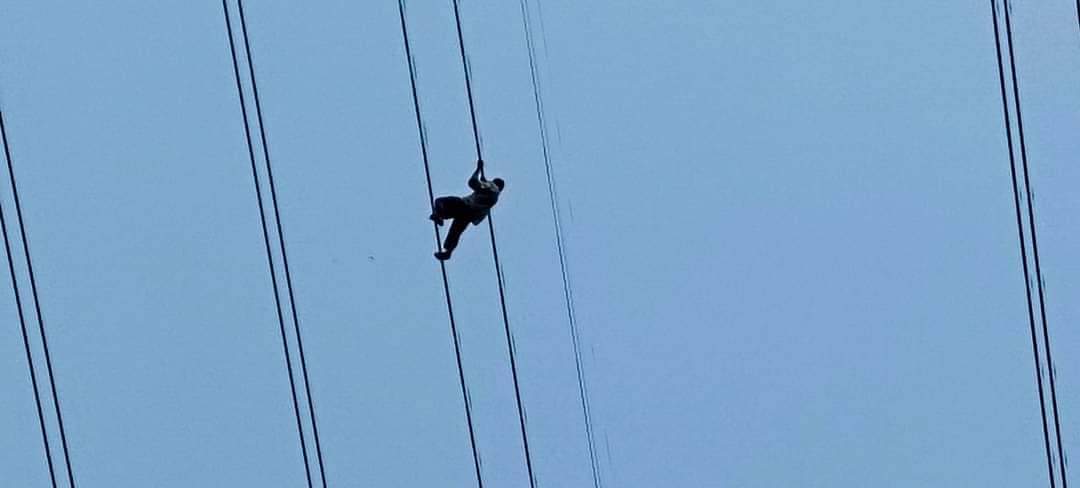 नुवाकोटमा एक व्यक्ति बिजुलीको प्रसारण लाइनमा चढेपछि विद्युत् सेवा अवरुद्ध