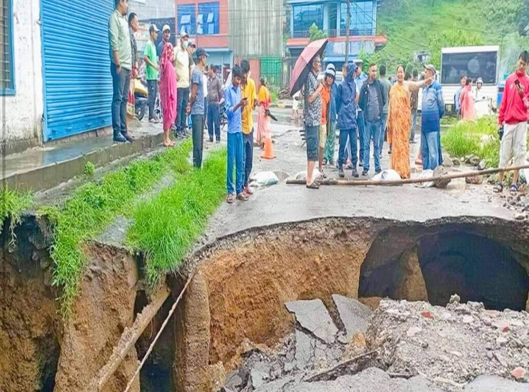पोखरामा भारी वर्षाका कारण सडकसँगै घर पनि भासियो
