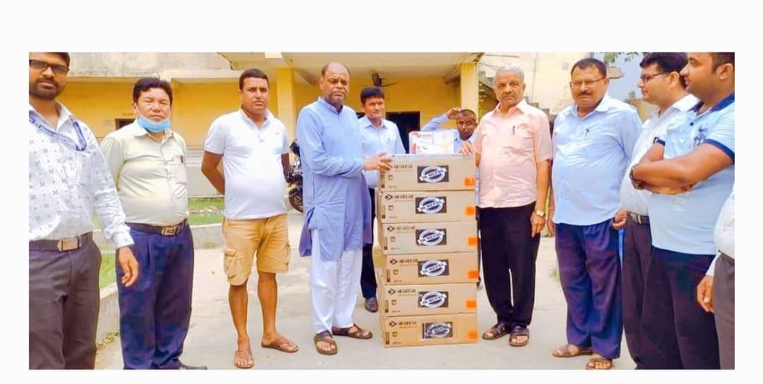 पुर्व मेयर बिजयले सुखचैनाको गीता गजेन्द्र जोशी माविलाई २६ थान पंखा हस्तान्तरण