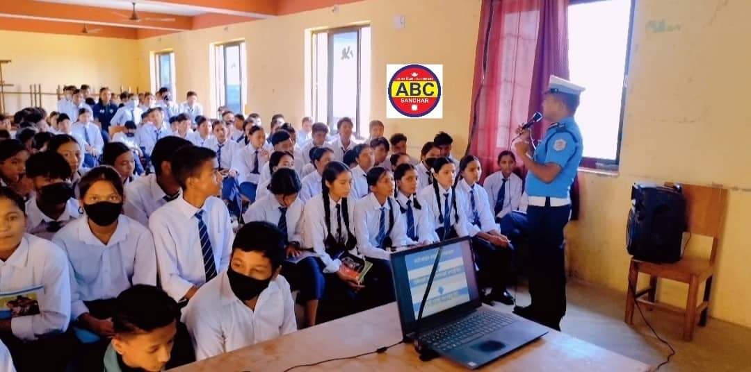 बिधालयमा पुगेर विद्यार्थीलाई ट्राफिक सचेतना सिकाउँदै दाङ जिल्ला ट्राफिक प्रमुख:झबिन्द्र