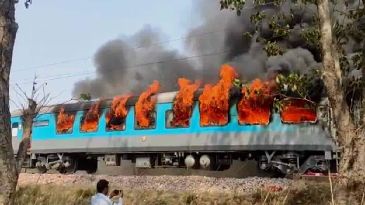 भारतमा हिंसात्मक प्रदर्शनमा १२ रेल जलाइयो मोदी सरकारको विरोध जारी