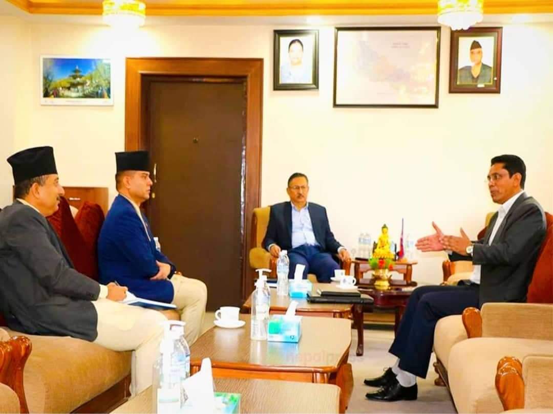 गृहमन्त्री खाँड र नेकपा प्रबक्ता प्रकाण्ड बीच भेटघात बन्दी रिहाइ तत्काल गर्न माग