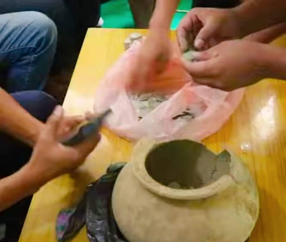 दाङमा बाटो खन्दा प्राचिन कालका चादीको शिक्का श्री ३ र बिटिस लेखेको फेला