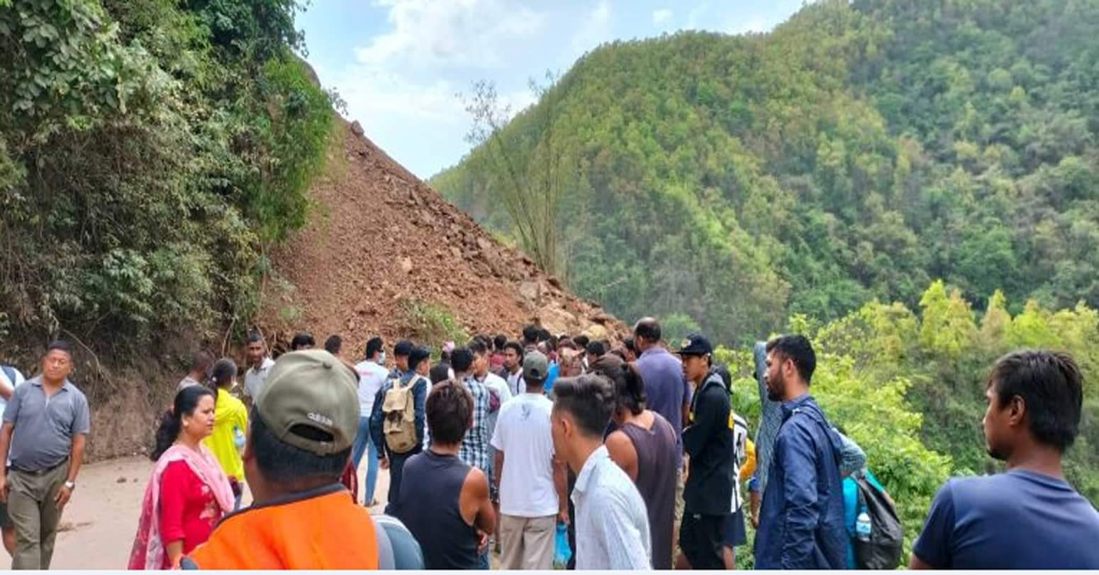 भारी बर्षाले पहिरो खस्दा पाल्पा तानसेन-तम्घास सडकखण्ड अवरुद्ध