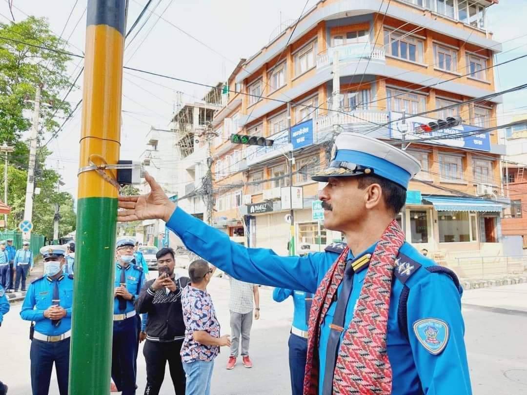 नयाँ जडान गरिएको ट्राफिक लाइट काठमाडौं ट्राफिक एसएसपी जोशीद्वारा उद्‍घाटन