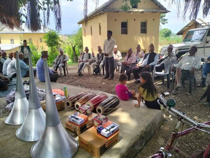 दाङको दंगीशरण ,१ मा जेष्ठ नागरिकलाई मनोरंजनका लागि सामग्री प्रदान