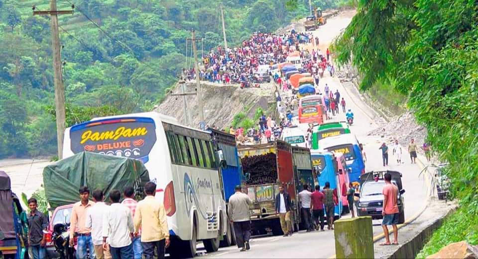 बिहानदेखि बन्द भएको नारायणगढ मुग्लिन सडक एकतर्फी खुल्यो