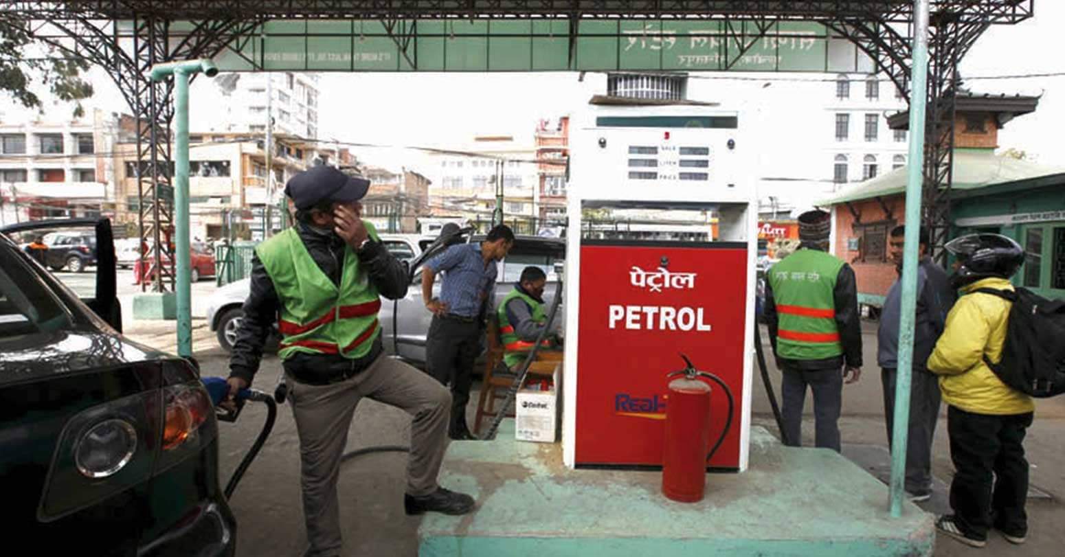 देउवा सरकार आएदेखि पटकपटक पेट्रोलिम पदार्थको मूल्यमा भारी वृद्धी पेट्रोल लिटरको १९९ रुपैया