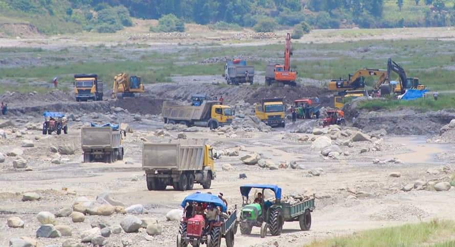 दाङको ग्वारखोलामा जथाभावी रातभर उत्खनन गाउँलेलाई धम्क्याउन गुण्डाहरुको प्रयोग