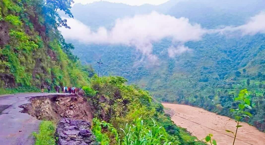 पृथ्वीराजमार्गमा सडक भासिँदा २ जनाको मृत्यु १ जनाको सनाखत खोजीकार्य जारी