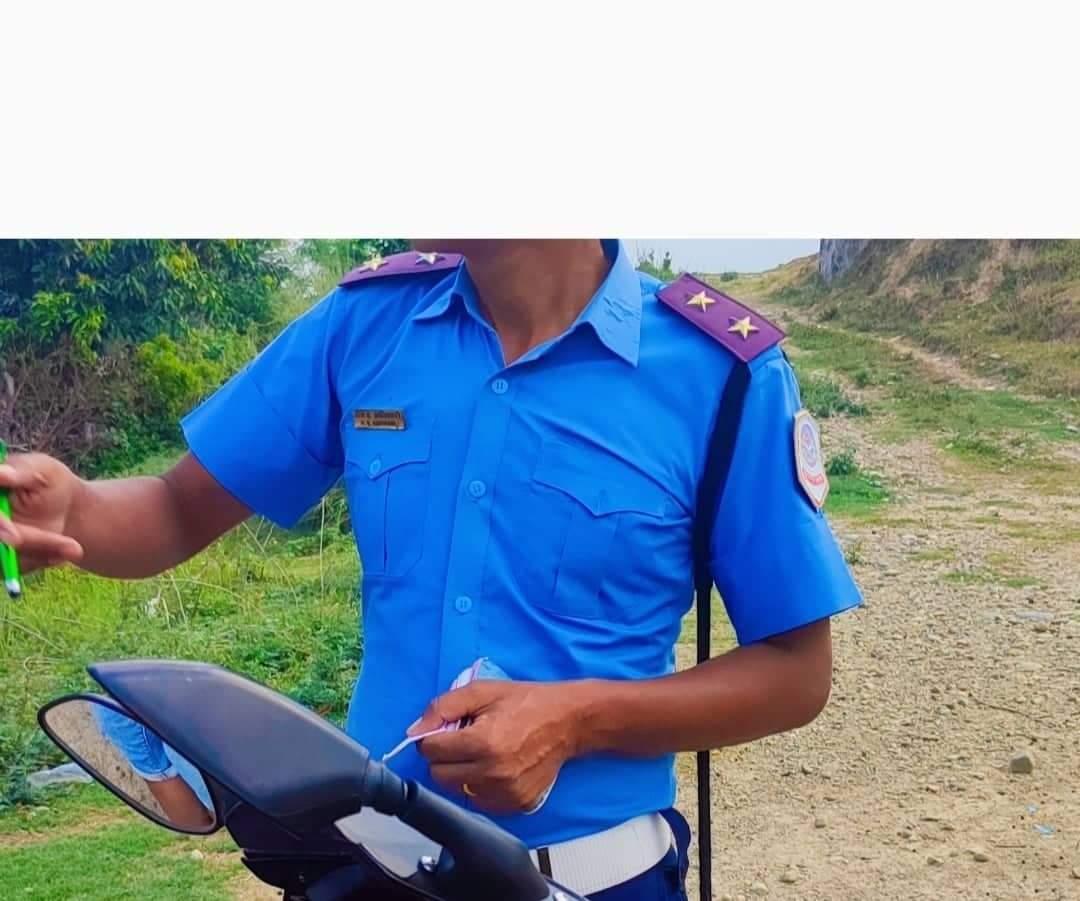 बाँकेको शमशेरगंज ट्राफिकले ट्याक्टर र यात्रुवाहक सवारीसाधनसँग पैसा असुल्दै