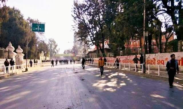 पेट्रोलियम पदार्थको मूल्यवृद्धिको विरोधमा त्रिचन्द्र कलेजमा अनेरास्ववीयु र प्रहरीबीच झडप