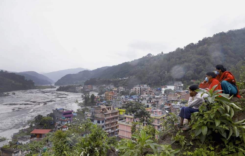 सिन्धुपाल्चोकमा बाढीपहिरोले सडक क्षतविक्षत त्रासले स्थानीयवासी रातभर घर बाहिरै