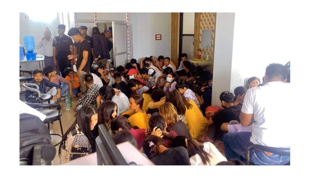 बुटवलमा अबैध कल सेन्टरमा प्रहरीको छापा १५० बढी युवा युवतीहरु पक्राउ