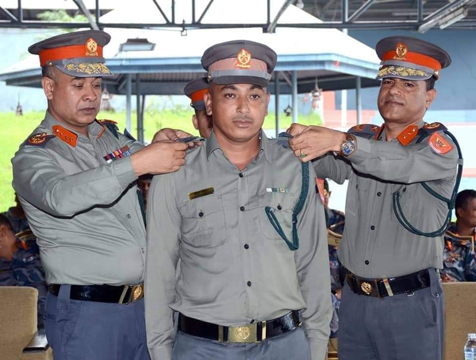 सशस्त्र प्रहरी निरीक्षकहरुलाई आईजिपी र एआईजीबाट दर्ज्यानी चिन्ह फुली प्रदान