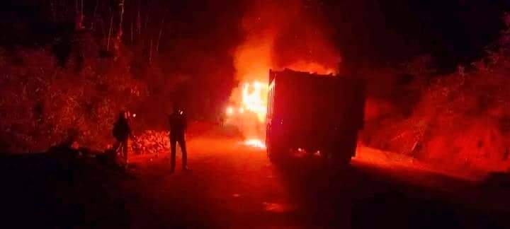 दाङमा नेपाल बन्दको अवज्ञा गरेको भन्दै बन्दकर्ताद्वारा टिप्परमा आगजनी