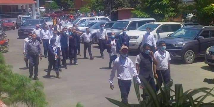 तलब सार्वजनिक गरेको भन्दै सिहंदरबार भित्र निजामती कर्मचारी आन्दोलित