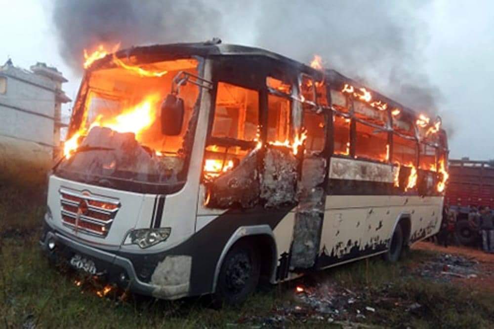 रोकेर राखेको बसमा आगो